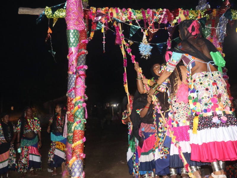रानाथारु समुदायका महिलाहरूले तीज मनाउँदै
